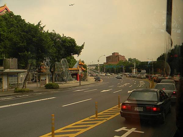 準備通過通河街口上新生高架橋.JPG