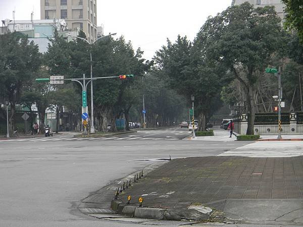 12.博愛路--往下走即到達植物園後門.JPG