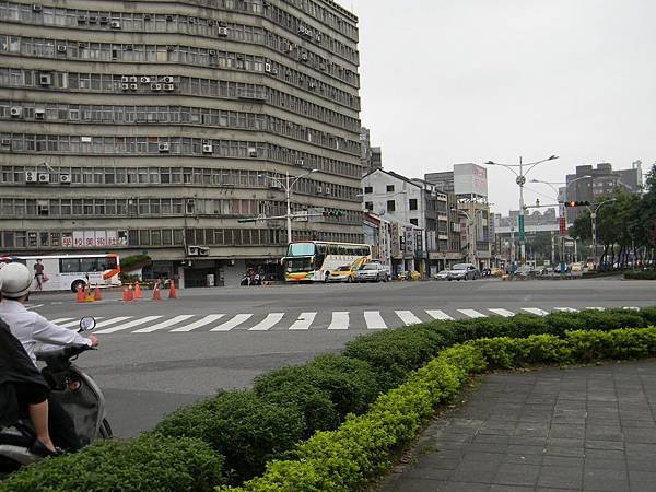 1.中山南北路和忠孝東西路交叉口