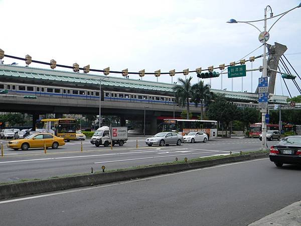 18.中山北路劍潭路口(捷運劍潭站)