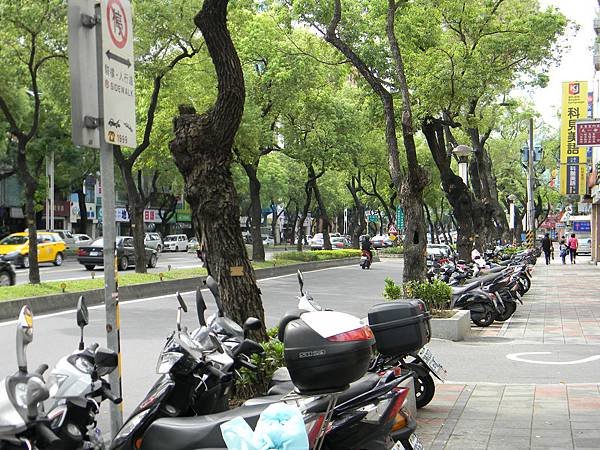 35.中山北路通過中正路後街景