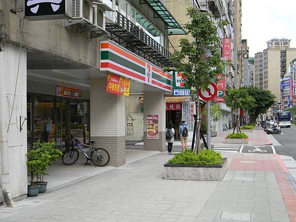 31.神奇的信義路二段17巷口的1樓店面.JPG