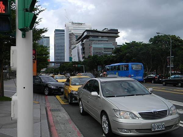 135.松智路往臺北市政府方向特寫