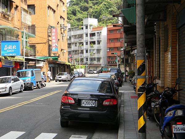 35.由寬路變小道的臥龍街內.JPG