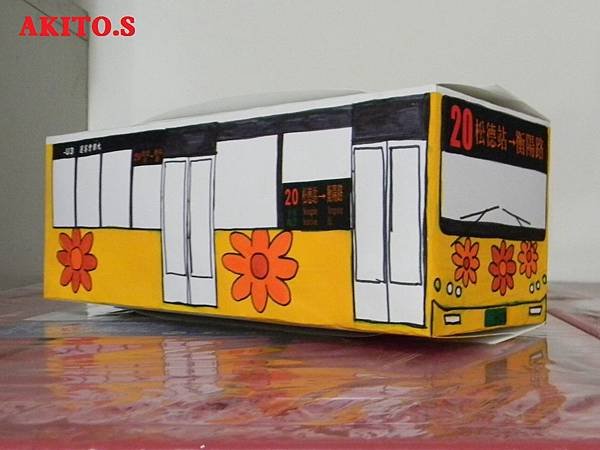 自製20路大金龍新款車輛紙模型(車門側)(本款車無此顏色).JPG