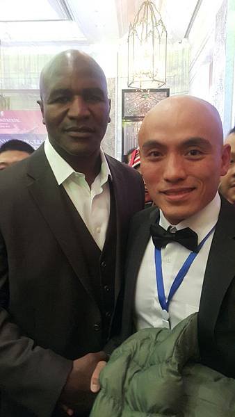 與世界拳王 Evander Holyfield 合照