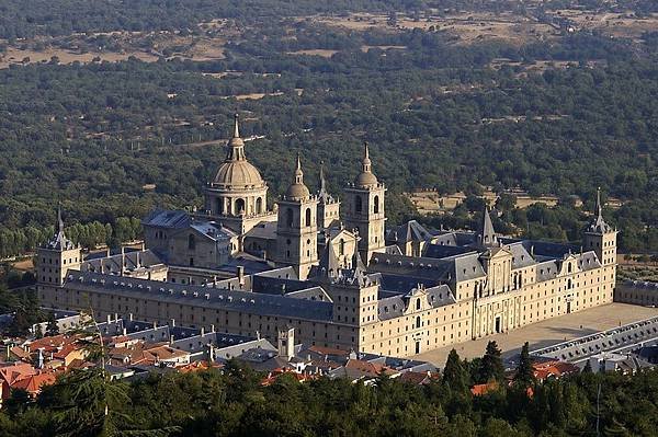 800px-Vista_aerea_del_Monasterio_de_El_Escorial