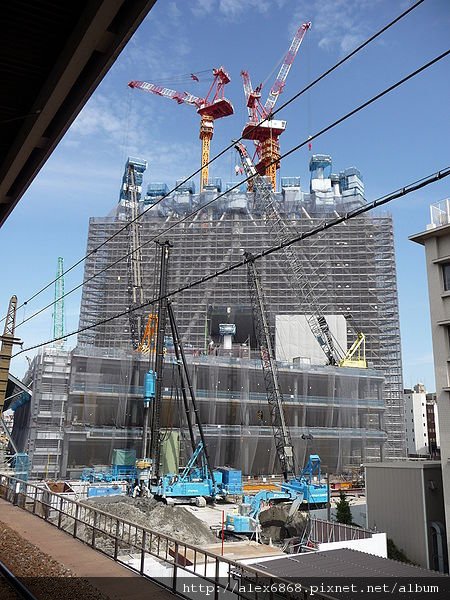 450px-Tokyo_Sky_Tree_under_construction_20090714-1.jpg