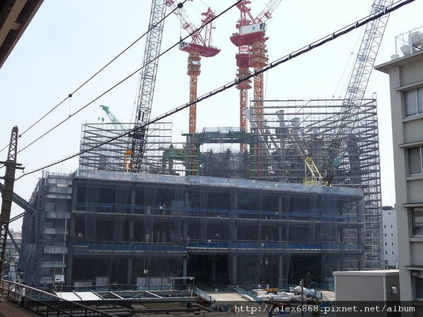 800px-Tokyo_Sky_Tree_under_construction_20090510.jpg