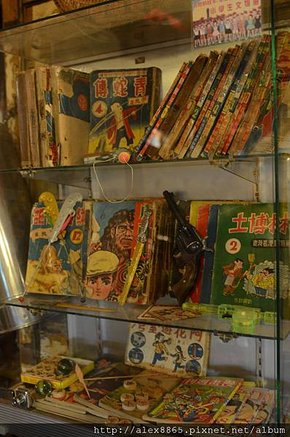 舊書和玩具.jpg