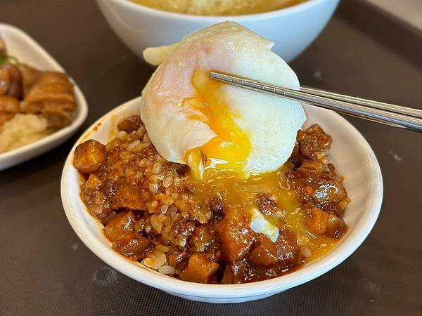 台南安平區_ VASO弘肉燥飯舖安平店 米其林必比登小吃，推