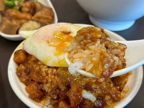 台南安平區_ VASO弘肉燥飯舖安平店 米其林必比登小吃，推