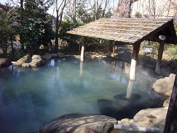 獨特茅草屋頂的「森の湯」