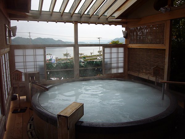 除了夢幻泉色外，浸泡在「絹の湯」中還能清晰的飽覽御所湖美景