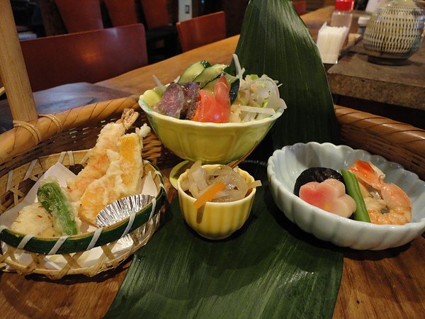 天婦羅、烤牛肉沙拉、煮物及漬物，每一種都很好吃