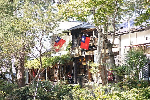 可愛的店家後來居然掛出兩面大的台灣國旗