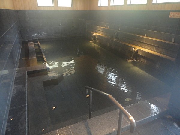 泡完露天風呂後我們轉往「大岩の湯」內湯，由於大部分遊客還是偏愛通風較佳的露天風呂，以致廣闊的浴池幾乎毫無人氣