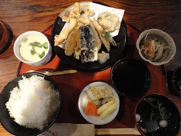 老公公點的天婦羅定食，也很喔依細