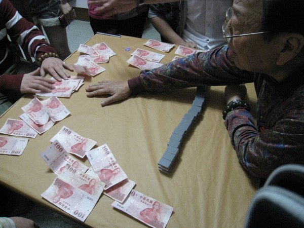 最後一把大家都下大注 (我壓了四百)