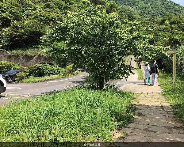 機車停車場樓梯往上有步道.jpg