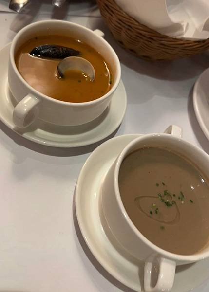 松露濃湯 Truffle Mushroom Cream Soup %26; 西班牙漁夫湯  Seafood Soup