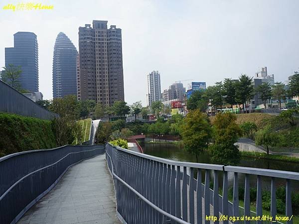106.10.7秋紅谷廣場1.JPG