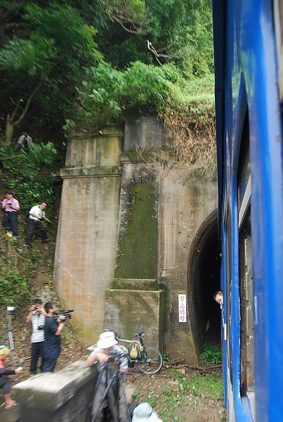 嘟嘟 火車過山洞