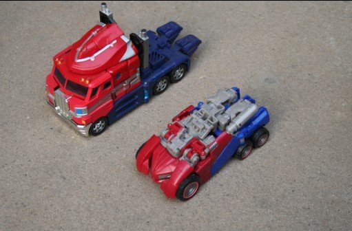 war-for-cybertron-optimus-prime-comparison-vehicle-2_1265381887