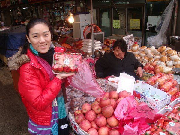 在春川明洞跟胖丫姨買草莓跟水梨