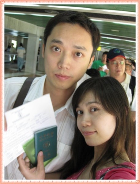 這裡好多台灣人喔~因為看到好多人拿台灣護照.