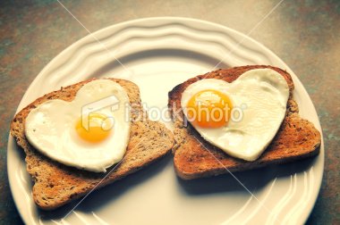 ist2_8401849-heart-shaped-eggs-on-toast-for-two.jpg