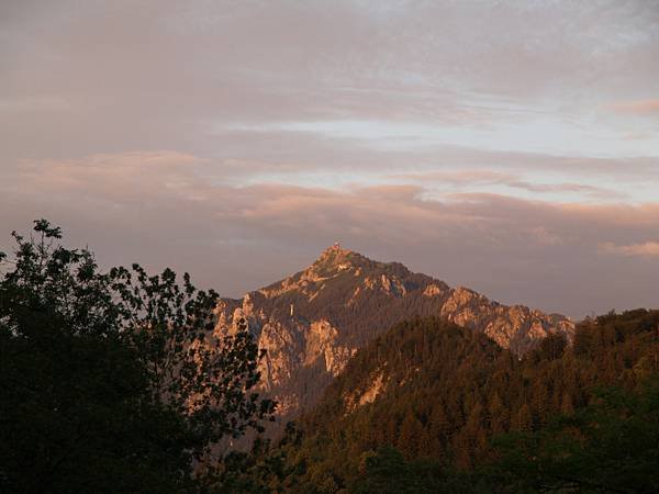 0725 (376)-夕陽照映著明日我們要前往的目標.楚格峰.希望明天天氣跟今天一樣好.JPG