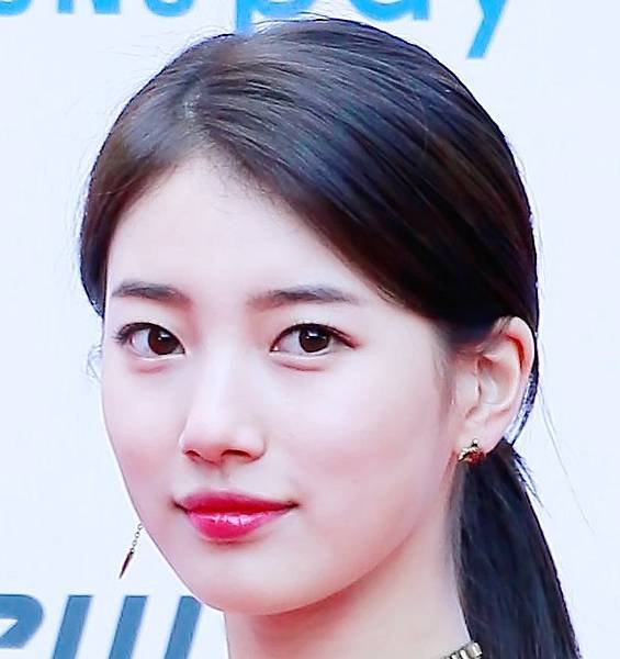 Suzy_at_Asian_Artist_Awards,_11_November_2017_02a.jpg