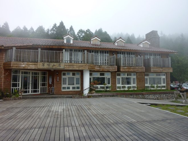 翠峰山屋外觀2.JPG