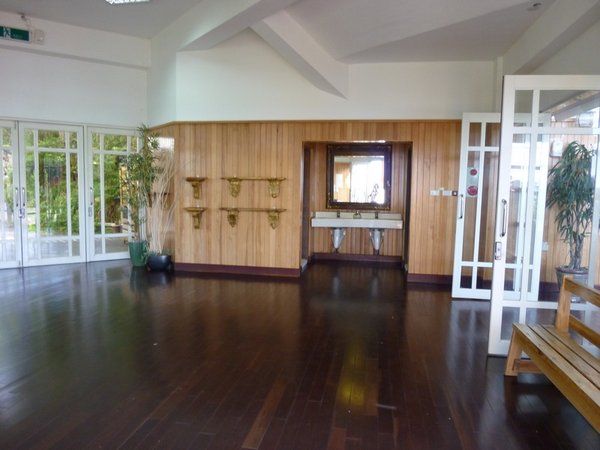 翠峰山屋大廳3.JPG