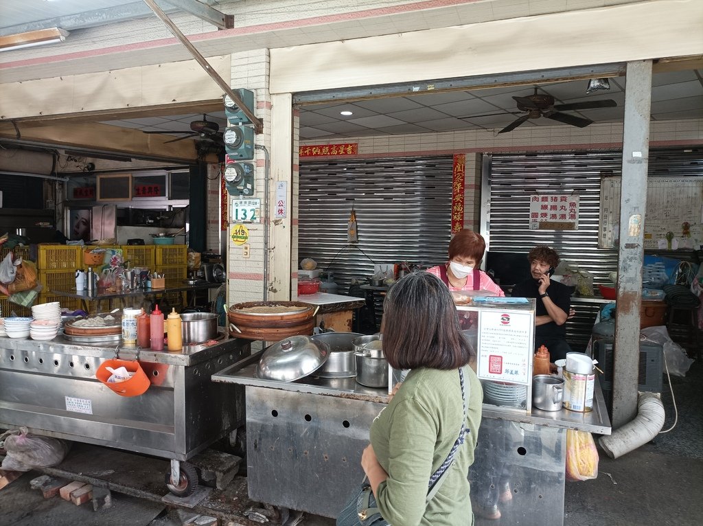 「吃在高雄」，跟著人多走進去，高雄三民區建興市場美食 肉圓麵