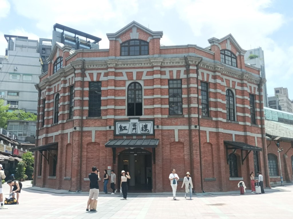 台北市萬華區西門町景點-西門紅樓 走看文創商品