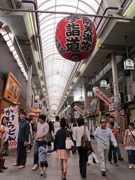 相當熱鬧的天滿宮參詣道:天神橋商店街~