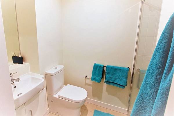 bathroom2_low res.jpg