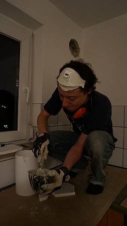 [裝潢DIY] 調水泥把周圍縫隙填滿