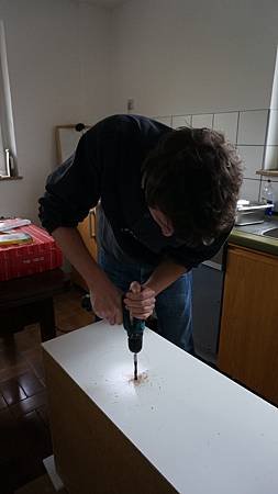 [裝潢DIY] 準備掛上去的櫃子上也要挖個大洞
