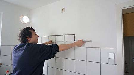 [裝潢DIY]鑽洞前檢查牆壁內是否有走電線