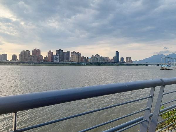 【旅食.台北】絕佳河岸景色大稻埕「河畔貨櫃市集」露天酒吧
