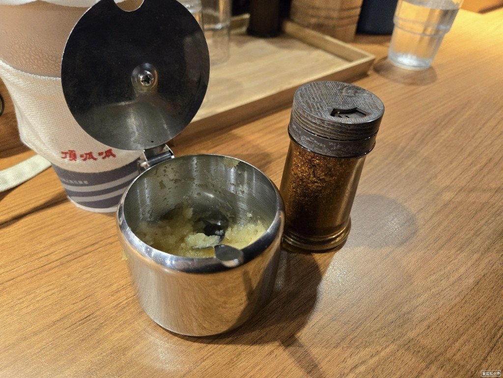 【旅食.台北】中山商圈赤峰店隱家拉麵，特色肉燥末，雞腿叉燒濃