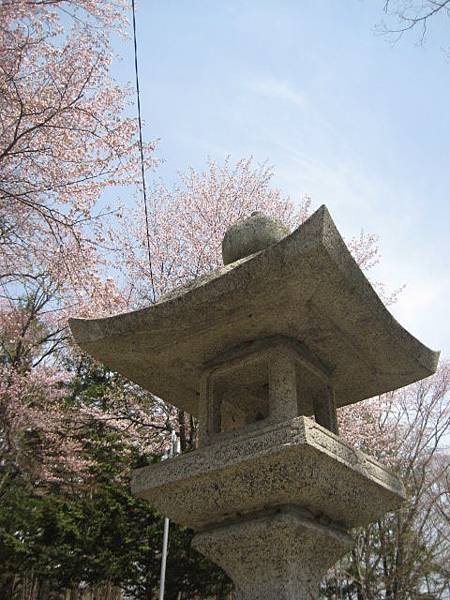 義經神社的石燈籠