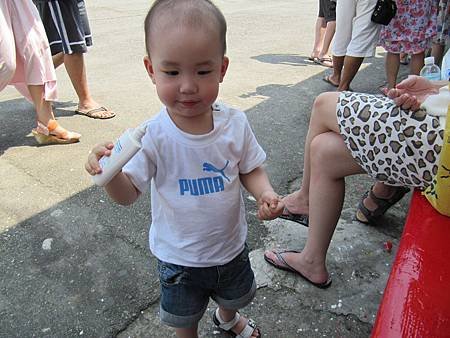 大寶也知道要擦防曬乳