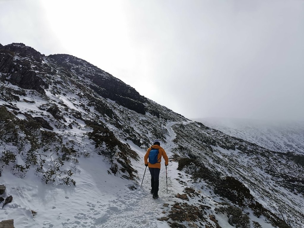 雪登雪山主峰賞雪趣