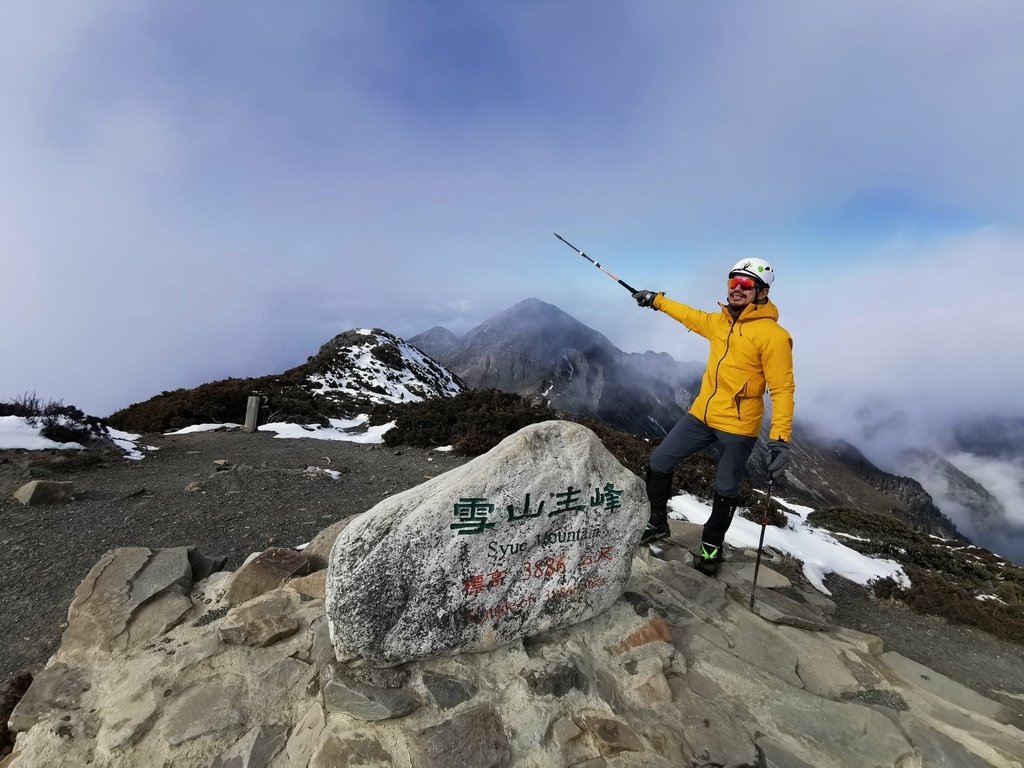 雪登雪山主峰賞雪趣