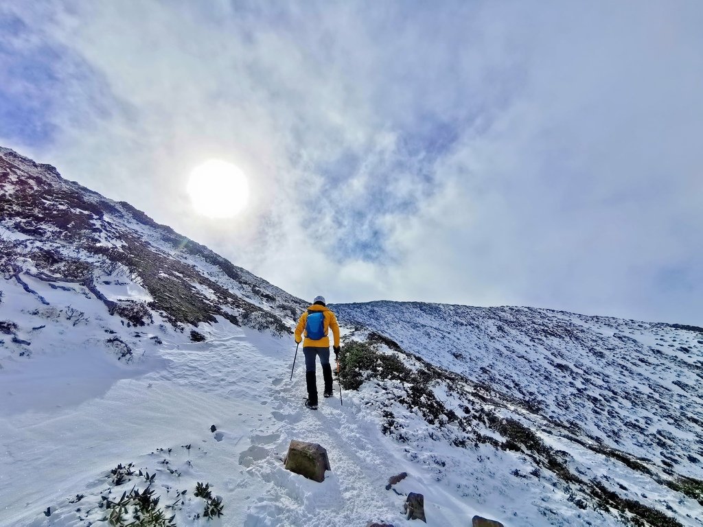 雪登雪山主峰賞雪趣