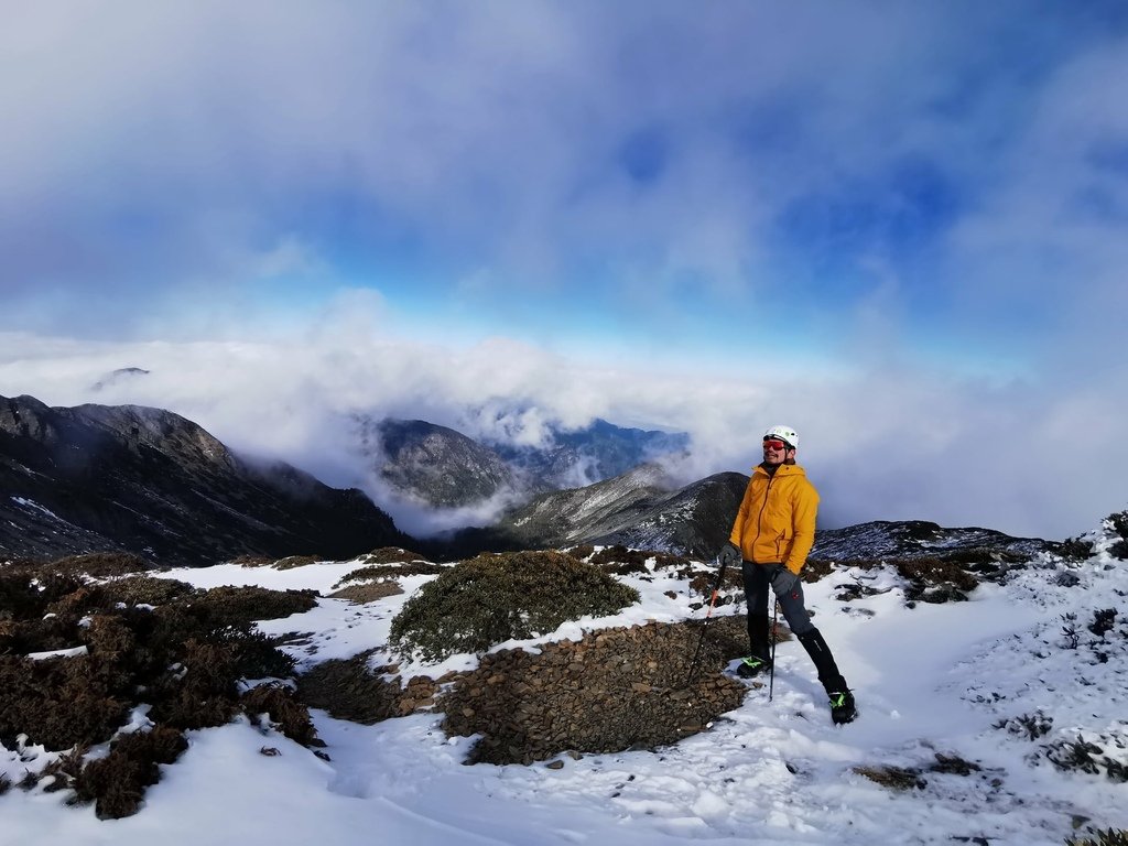 雪登雪山主峰賞雪趣